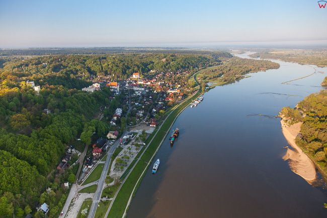 Kazimierz Dolny, panorama od strony NE. EU, PL, Lubelskie.. Lotnicze.
